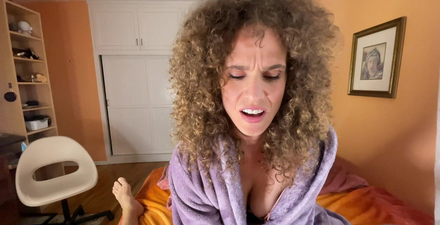 VibeWithMommy: 継母はあなたがまたオナニーしているのを見つけました!ああ、私はあなたをどうするつもりですか?!?継母は今回はとても幸せではありません、彼女はとても動揺しています