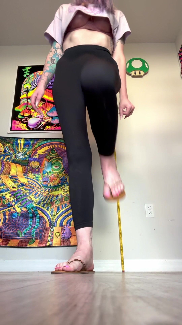 Peppermint Giantess: 在人字拖中硬蹭蹭