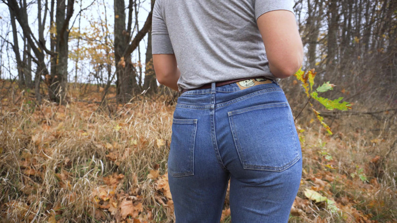 Teasecombo 4K: MILFka v Blue Jeans škádlí její úžasný zadek venku