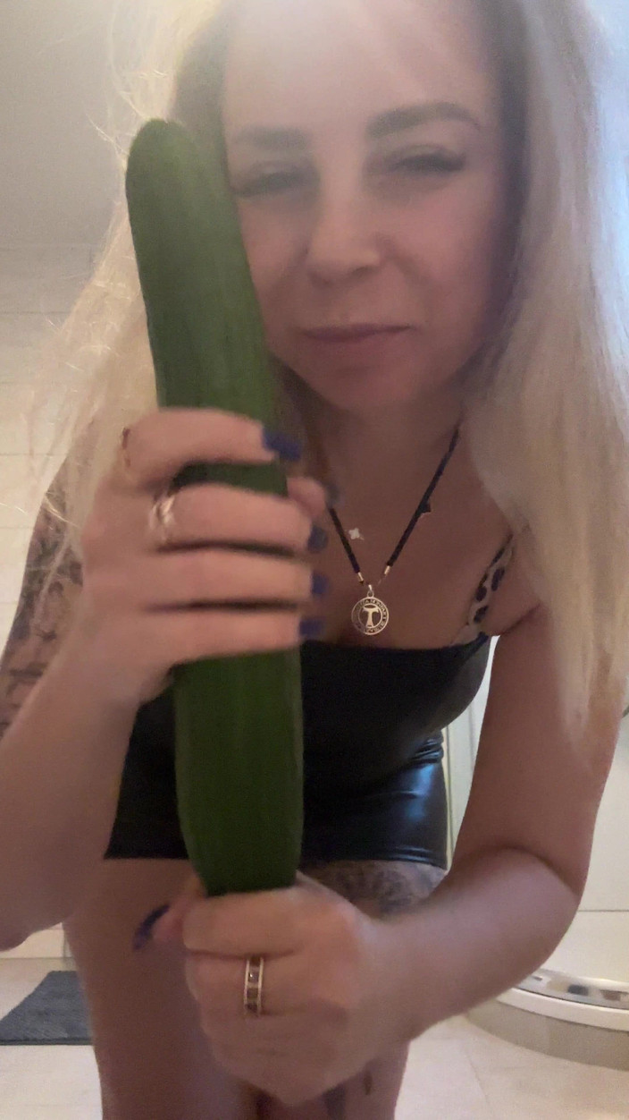 LarisaCum: Apa yang anda mahu lakukan dengan bajingan saya?