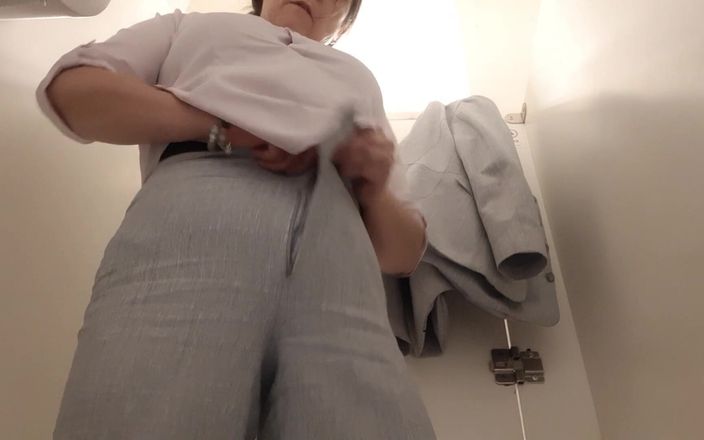 Mommy big hairy pussy: Komprimierte behaarte muschi der MILF, umziehen-kleidung im badezimmer