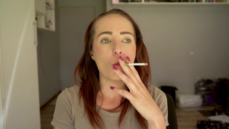Alicia Robertz: Sexy Close-up Smoking