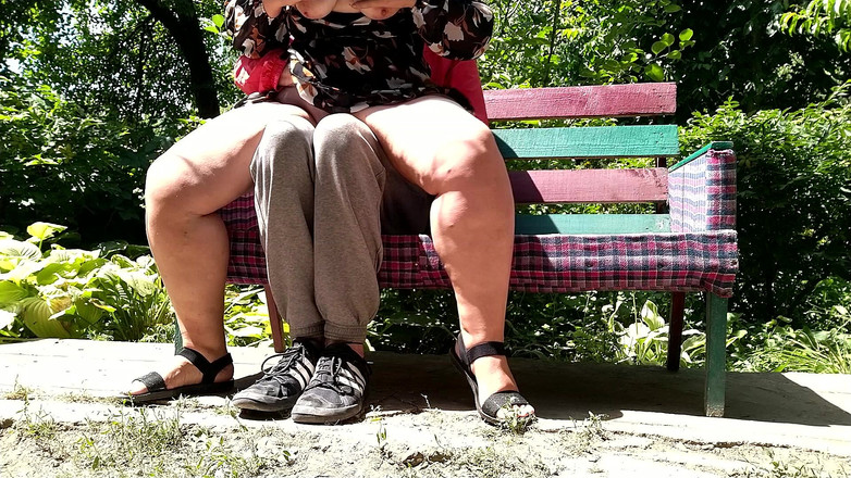 OurFetishLife: Milf met prachtig lichaam masturbeert en pist op me in...