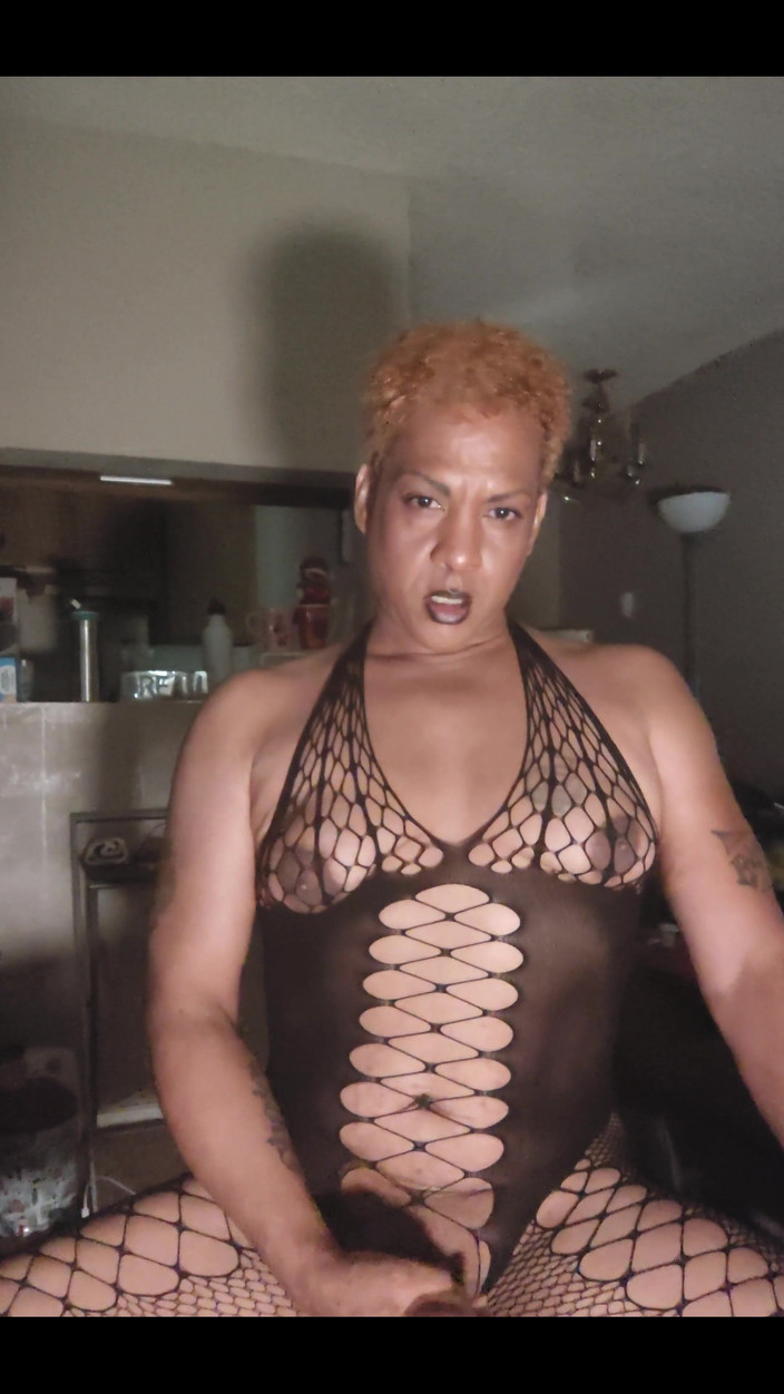 KNKY Bee: もちろん、私のガール・ディックは使っていますし、使っています。