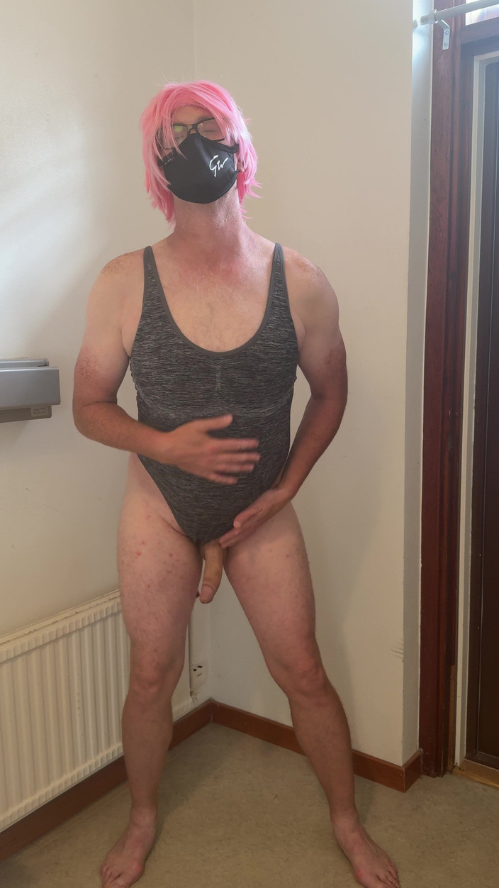 Julia Trans: Une pute aux cheveux roses se masturbe, jouit et s’humidifie