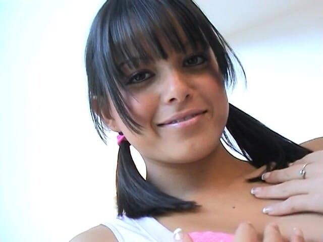 Solo Sensations: Sasha, nympho brune espiègle, enlève sa culotte rose pour taquiner...