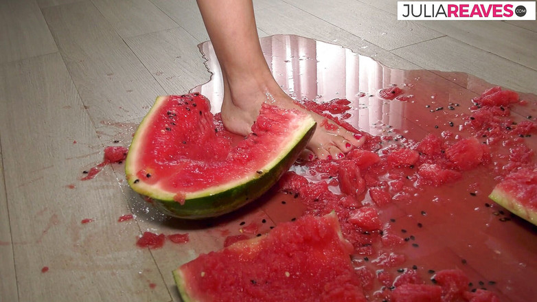 Kinky Bitches: 그녀는 볼러 모자를 걷어차고 큰 젖탱이로 놀고 있습니다.