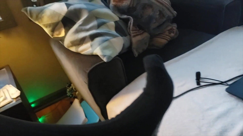 beardaddychub: 穿着黑色 OTC 袜子的熊撸管 - 特写