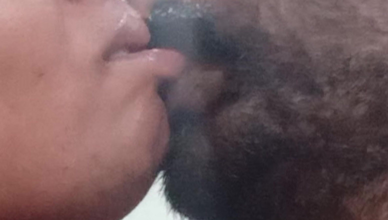 Desi Taboo: Ibu tiri panas gelincir dan meludah dalam mulut