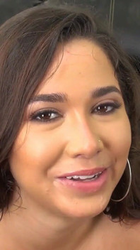 Возбужденная дикая крошка Karlee Grey обожает большой хуй и получает рот полный спермы