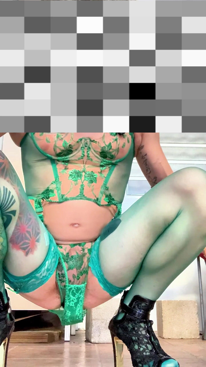 Benito414: Simpatico effeminato molto sexy calza lingerie che mostra le sue...