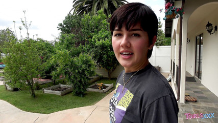 Tgirls xxx: Daisy Taylor succhia un cazzo all'aperto