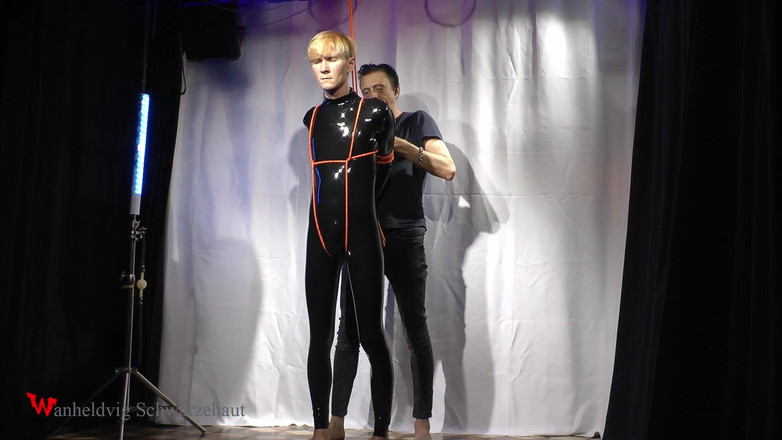 Wanheldvig: Nicky Latex Doll被堵嘴并被绳索