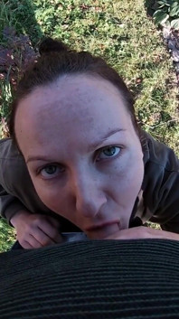 Betrügende ehefrau gibt einem gärtner blowjob