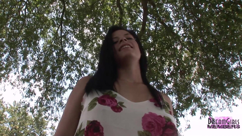Dream Girls: Kendall Bares her awesome body outdoors