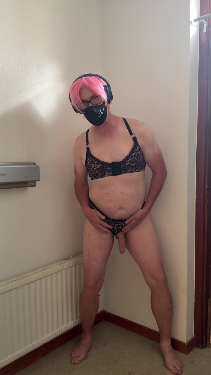 Julia Trans: Horan I Rosa Leker Och Onanerar Tills Hon Kommer