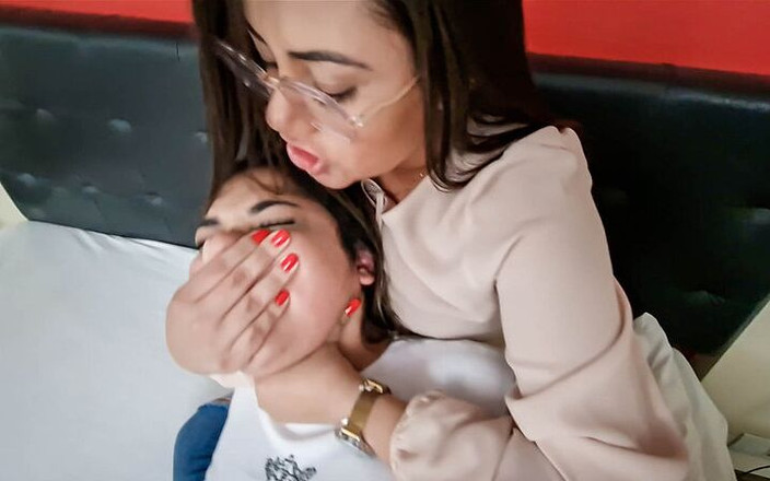 FetishKing: Üst düzey domina alice ve köle lara tarafından sikişen iyi...