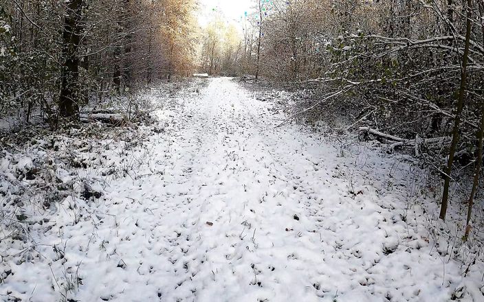 Bouncy Tits Action: Caminhada nua e tapa nos peitos na neve