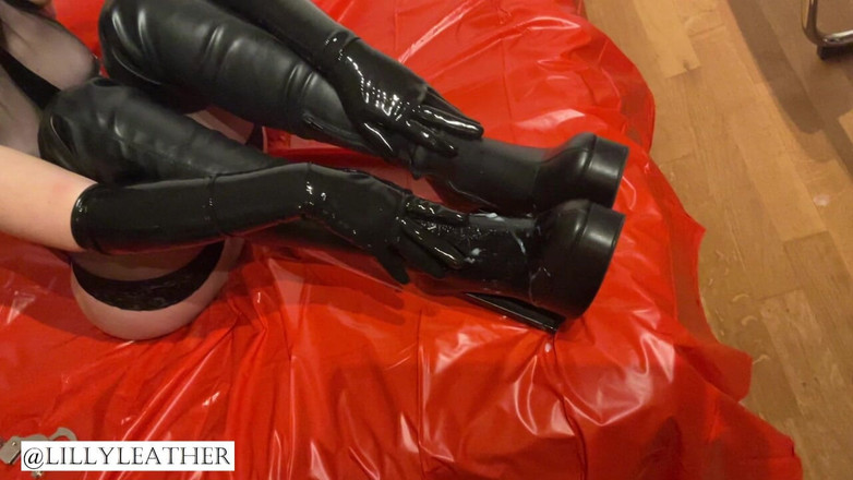 LillyLeather: Sexy latexová dívka dává svému chlapci honění a footjob, než...