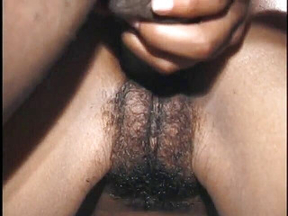 Hot and Wet: Nadržená kočička si užívá svou růžovou kundičku ošukanou obrovskou černou tyčí