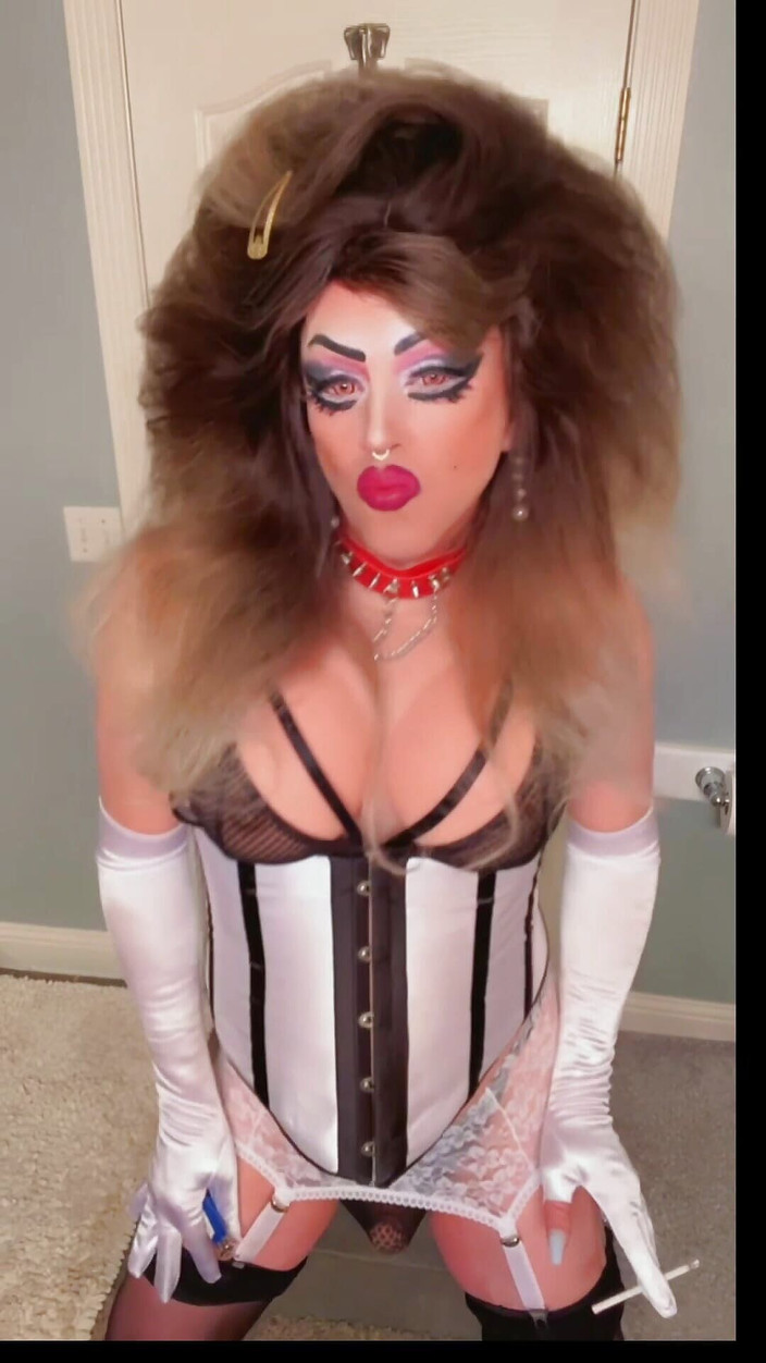 Shelly Robertss: Shelly &amp; Ginger Roberts变装抽烟抽烟肛交口交性爱音乐视频