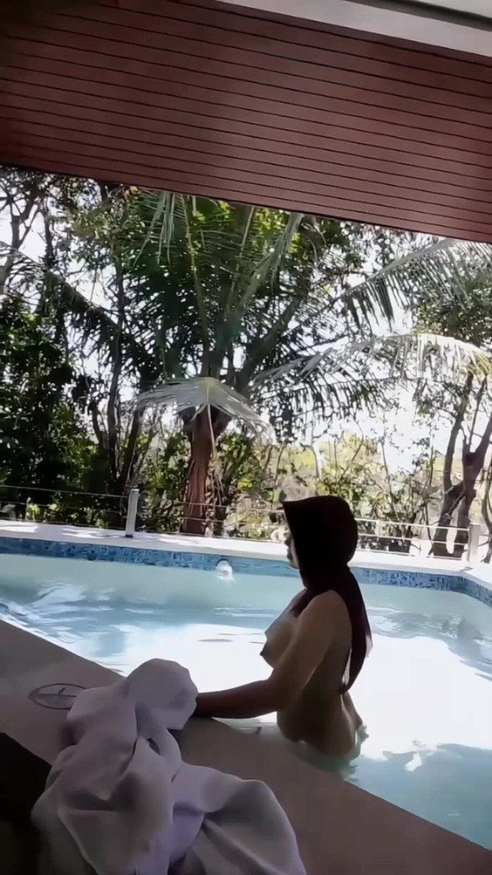 ComelCuteBet: Hijab Mandi Bugil Di Kolam Renang