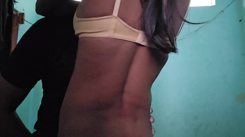 SafeRosebush8: Mengongkek dan menyentuh buah dada teman wanita saya