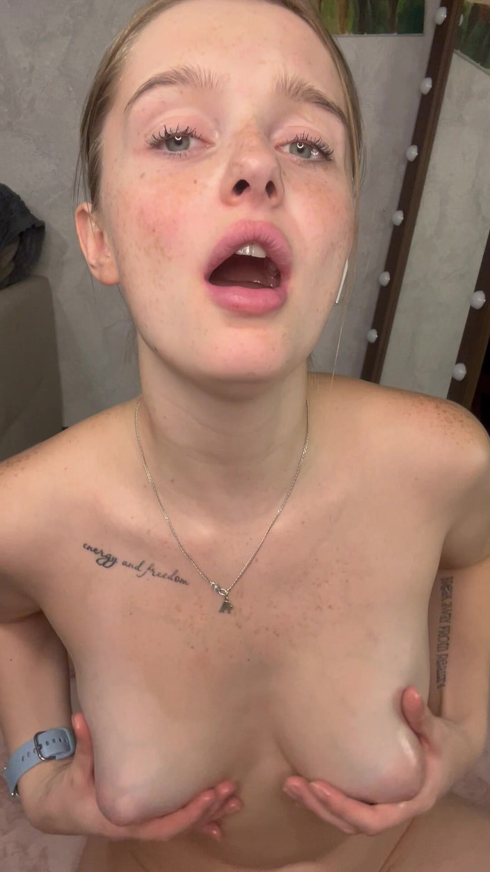 Lovelly_molly: Mă joc și îmi unge sânii