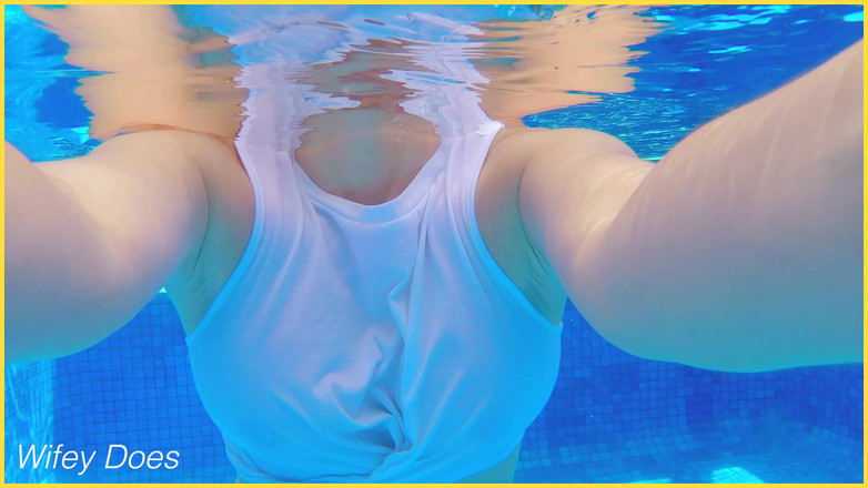 Wifey Does: Isteri berenang tanpa bra dalam baju putih