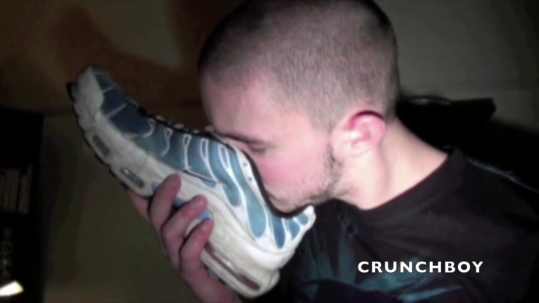 Sneaker gay: Snifing feet and sneakers during sex