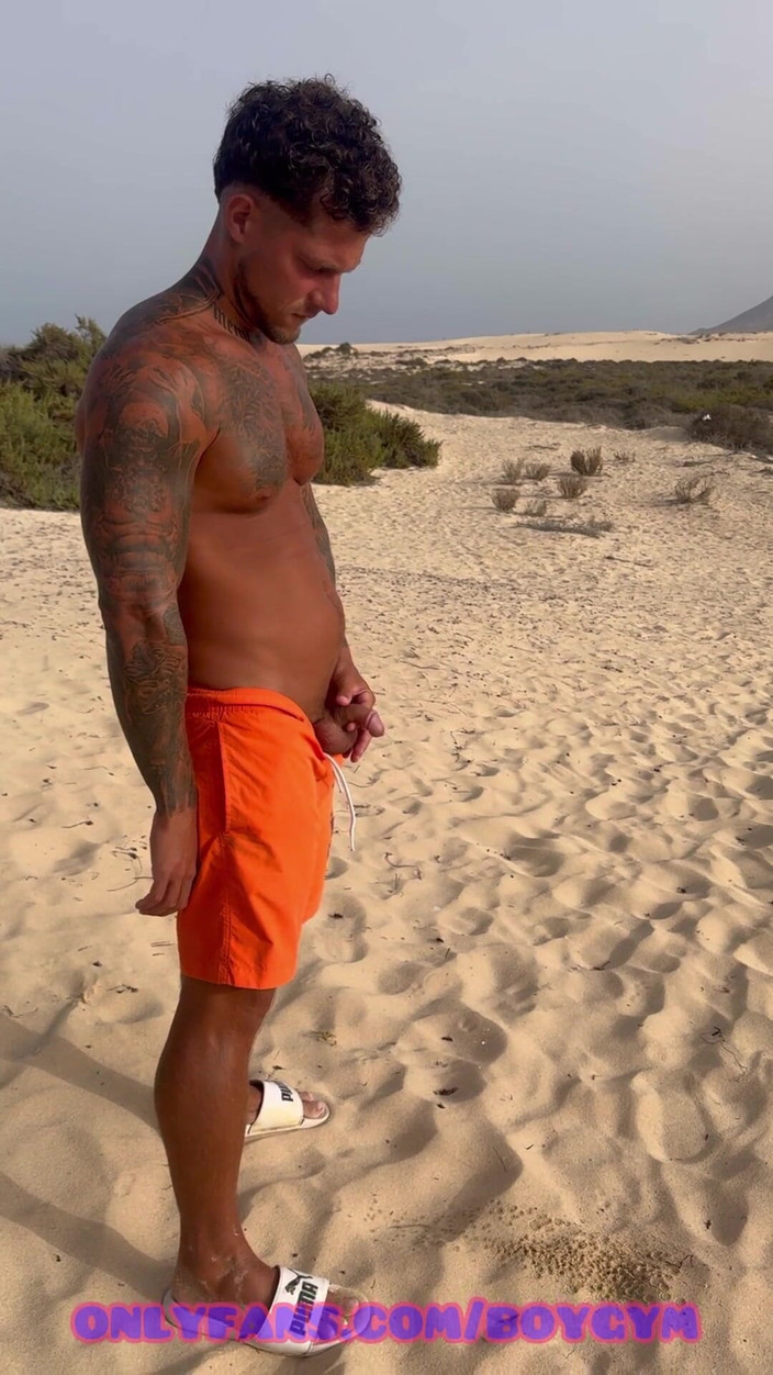 BoyGym: Penis kencing lembut di padang pasir