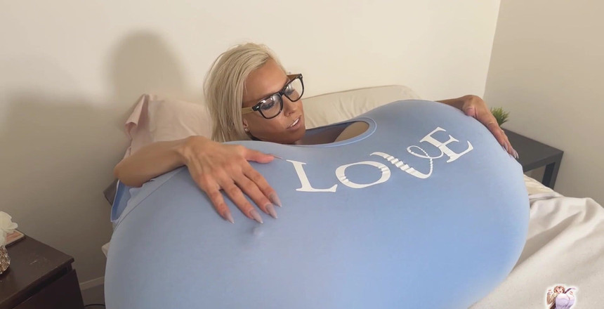 TheBustySasha: "Une couverture chauffante fait de mes seins le plus gros !...