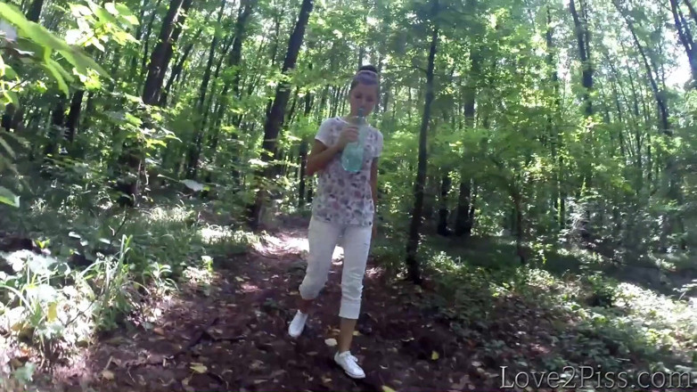 Love 2 Piss: Pissen in het bos