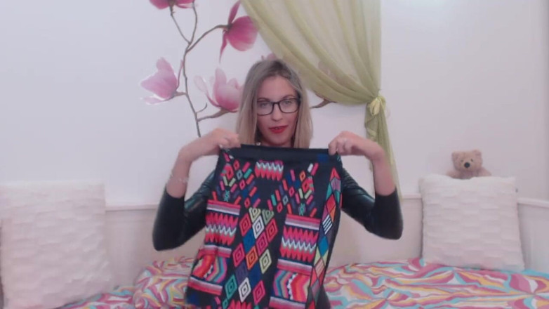 Erotic Tanya: Humilhada e implora para lamber seus pés