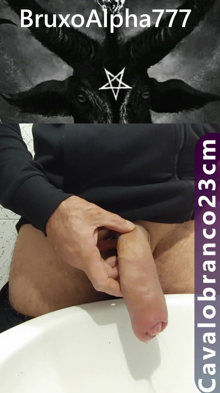 BruxoAlpha777: おしっこをしたり棒で拍手したり