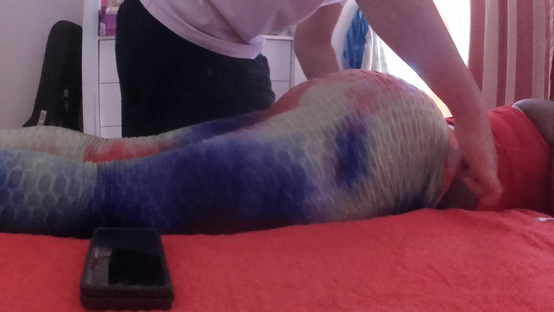 Chocolateprod: La mia matrigna mi chiede un massaggio sul suo culo...