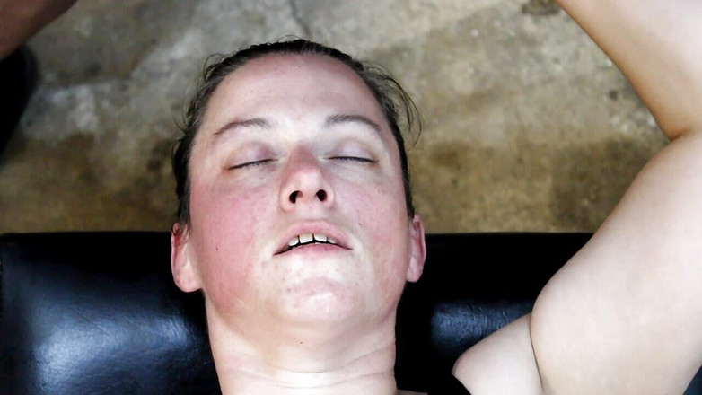 Dirty Dees: 在商店里工作的时候休息一下，一边抚摸她的阴户一边抽干我的蛋蛋，自制的面部射精