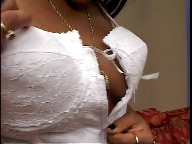 Hot and Wet: 黑人女孩喜欢黑色的鸡巴射在她的喉咙里