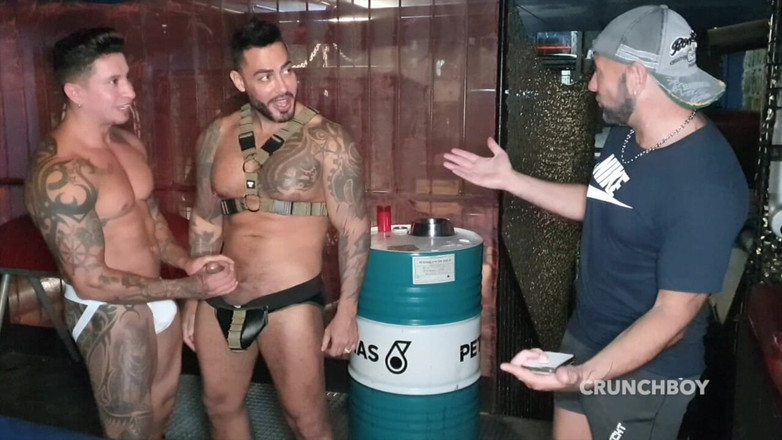 Bareback family club: Freddy Salvador dikongkek mentah oleh Viktor Rom seks kasar