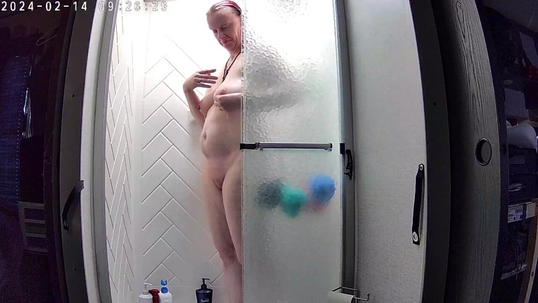 KittieNoOne: PAWG milf tomando banho