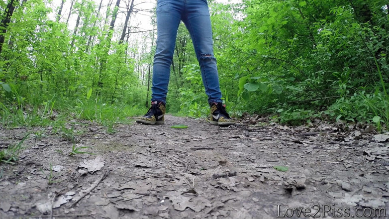 Love 2 Piss: All natural - Ingrid is peeing and wiping herself with a...