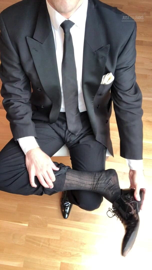 Master Shiny Shoes: 黒いスーツの手コキ