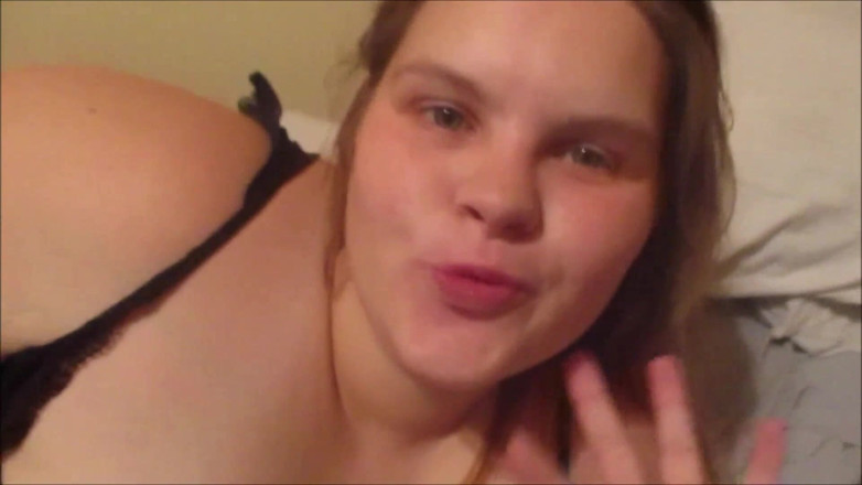 Fat Goddes: Soție sexy care ia muie cu muls de prostată înghițind totul