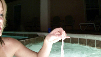 Hot Girlz: Gagica blondă cu țâțe mari se masturbează la piscină