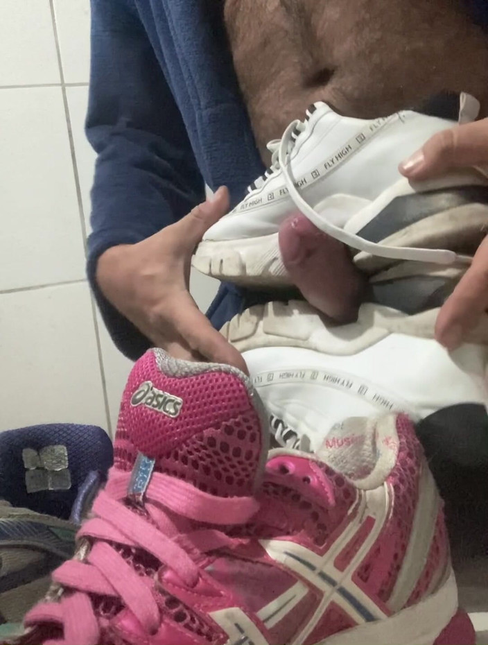 Sneakerfetish_BR: Scopando le sneaker della mia donna