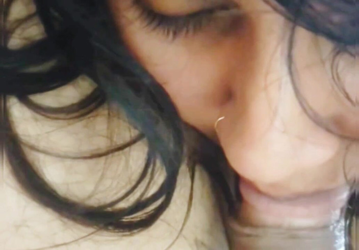 Sex bird: La ragazza indù ama succhiare il musulmano