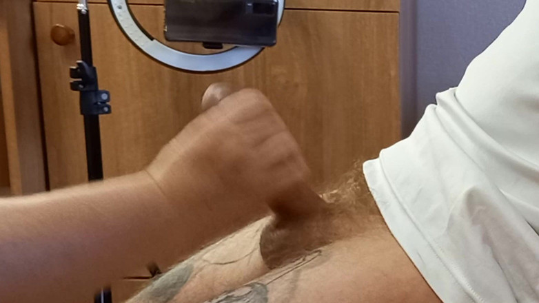 Zona901: detailní výstřik z ruční stimulace penisu tlustou ženou