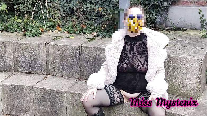 Miss Mysterix: Vystavuje před cizími lidmi v průhledných šatech