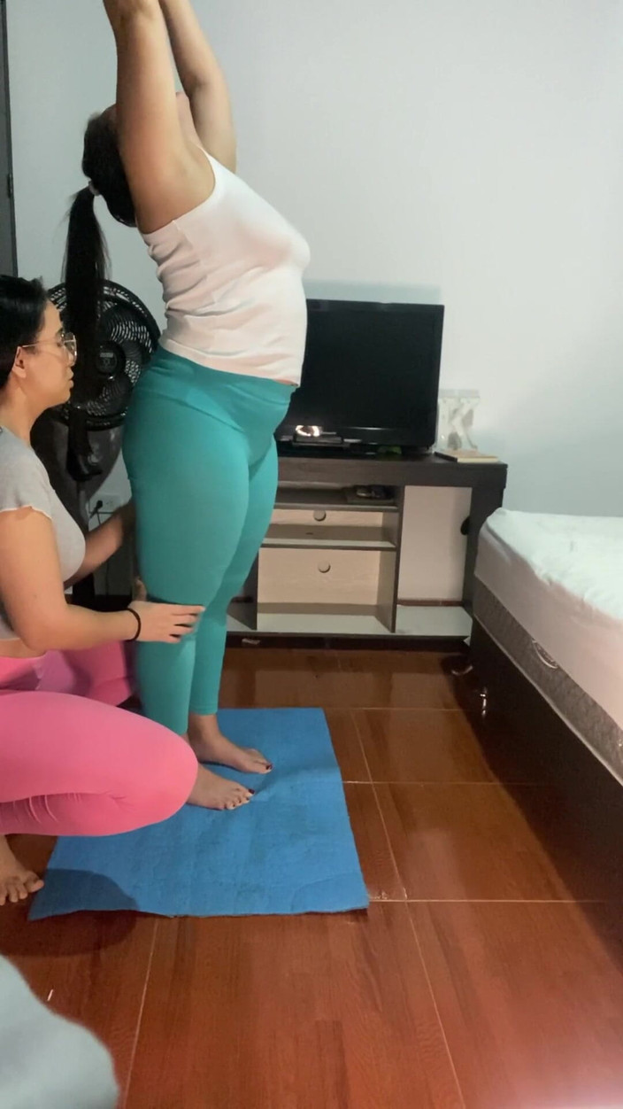 zoemelissa: 女同性恋瑜伽教练想要操她的学生