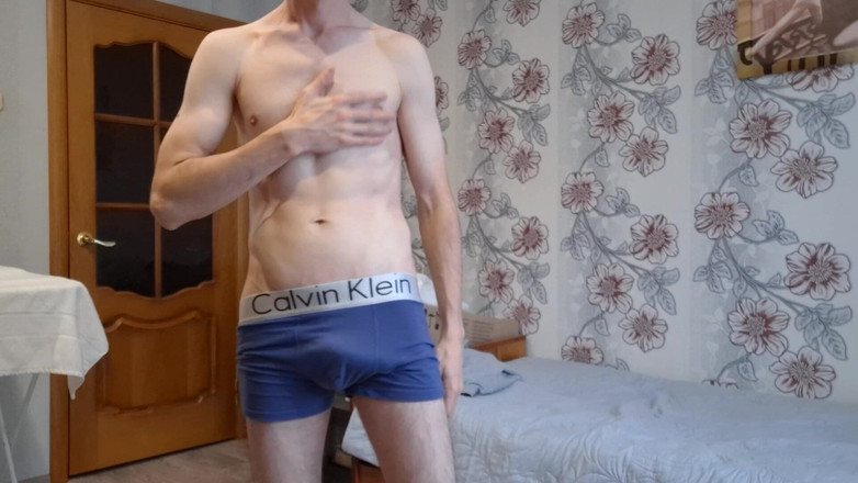 AlexRusFun: Hubený chlap ukazuje jeho čůráka a zadek